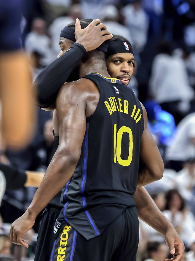 골든스테이트 저미 버틀러(0번)와 버디 힐드가 7일(한국시간) 타깃센터에서 열린 미네소타 팀버울브스와&nbsp;NBA&nbsp;PO&nbsp;2라운드 1차전에서 승리를 확정한 뒤 기쁨을 나누고 있다.  골든스테이트는 스테판 커리의 부상 이탈에도 미네소타를 꺾고, 먼저 1승을 챙겼다. 미네아폴리스(미 미네소타주)｜AP뉴시스