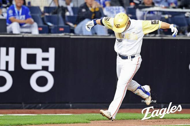 한화 문현빈이 7일 삼성과 홈경기에서 3회말 동점 솔로홈런을 터트린 뒤 독수리 세리머니를 펼치고 있다. 사진제공｜한화 이글스