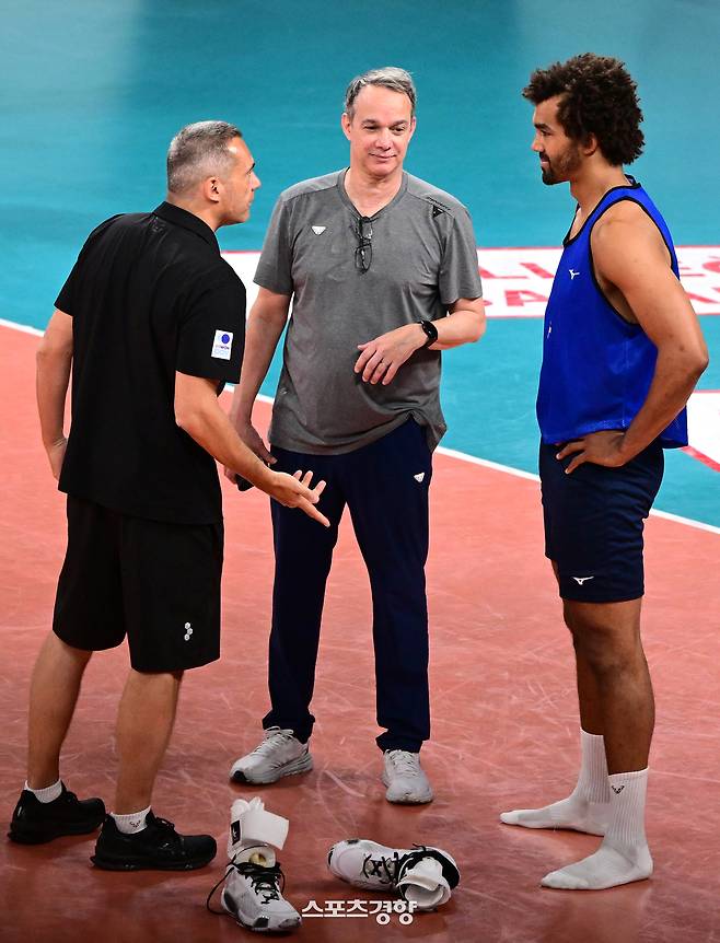 우리카드에서 뛰었던 미힐 아히(네덜란드)가 지난 6일(현지 시각) 튀르키예 이스탄불에서 진행 중인 외국인 선수 트라이아웃에서 마우리시오 파에스 우리카드 감독과 만나 대화하고 있다. KOVO 제공