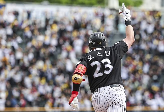 오스틴이 지난 6일 서울 잠실야구장에서 열린 두산과의 경기에서 3점 홈런을 친 뒤 세리머니를 하고 있다. 연합뉴스