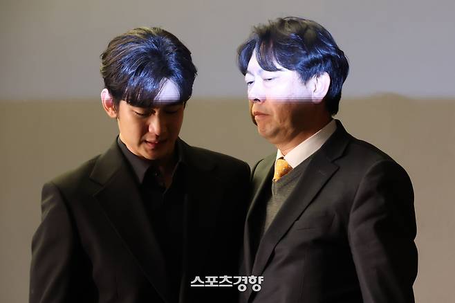 미성년자 교제 의혹을 받고 있는 배우 김수현이 3월 31일 서울 마포구 스탠포드 호텔에서 고 김새론씨와 관계에 대한 입장을 밝힌 후 변호사와 함께 나서고 있다. 한수빈 기자