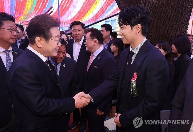 더불어민주당 이재명 대선 후보가 5일 서울 종로구 조계사에서 열린 불기 2569년 부처님오신날 봉축법요식에서 인사하고 있다. 2025.5.5