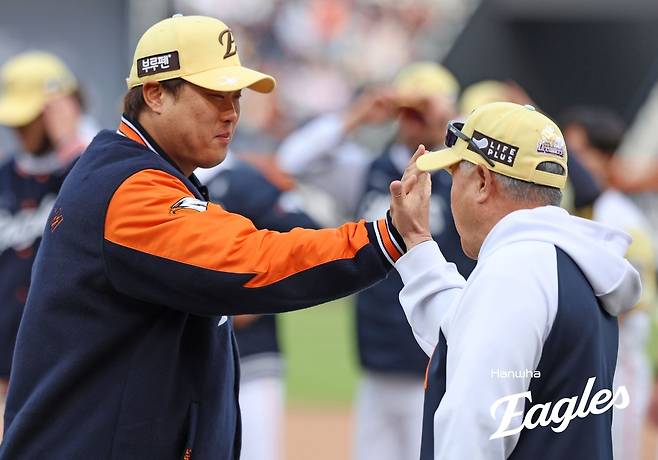 류현진이 지난 6일 대전 삼성전 승리 후 김경문 한화 감독과 하이파이브하고 있다. 한화 이글스 제공