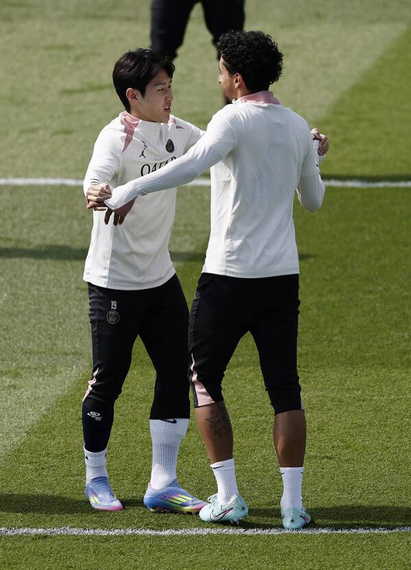 ▲ 파리 생제르맹 이강인이 아스널과의 유럽축구연맹 챔피언스리그(UCL) 4강 2차전 공식 훈련에 나서 몸을 풀었다. ⓒ연합뉴스/REUTERS/AFP