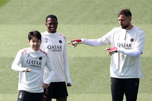 ▲ 파리 생제르맹 이강인이 아스널과의 유럽축구연맹 챔피언스리그(UCL) 4강 2차전 공식 훈련에 나서 몸을 풀었다. ⓒ연합뉴스/REUTERS/AFP