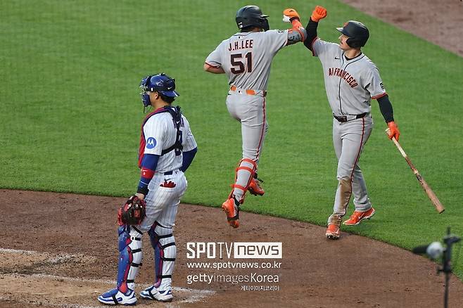 ▲ 이정후가 홈런 치고 와서 기뻐하고 있다.
