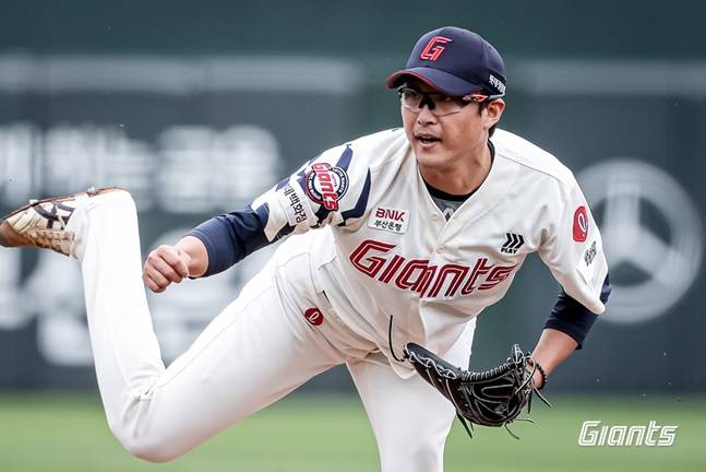 롯데 박세웅이 6일 사직 SSG전에서 투구하고 있다. /사진=롯데 자이언츠 제공