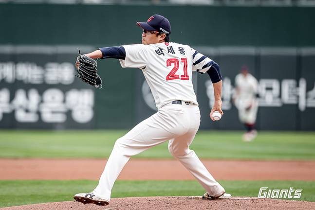 롯데 박세웅이 6일 사직 SSG전에서 투구하고 있다. /사진=롯데 자이언츠 제공
