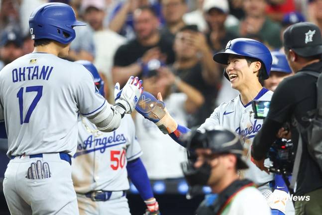 LA 다저스 김혜성(오른쪽)이 6일(한국시간) 마이애미전에서 5회초 오타니 쇼헤이의 홈런으로 득점한 뒤 하이파이브를 하고 있다. /AFPBBNews=뉴스1