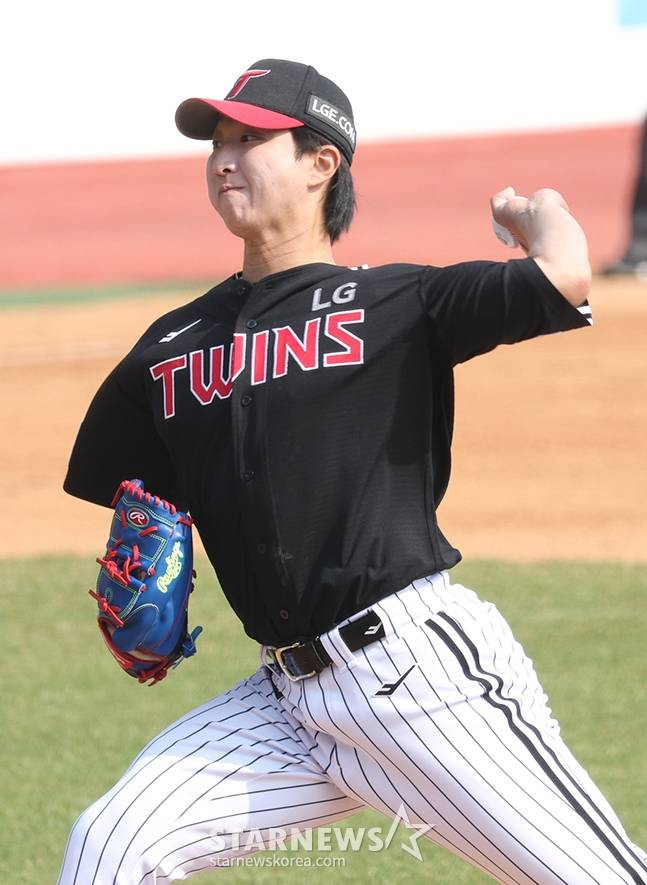 LG 트윈스 투수 최채흥. /사진=김진경 대기자