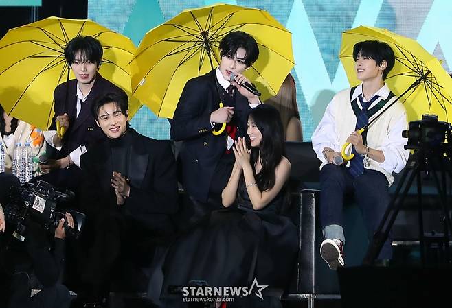 그룹 제로베이스원 김규빈, 리키, 한유진이 27일 오후 태국 방콕 임팩트 챌린저 홀 1-2(IMPACT Challenger Hall 1-2)에서 진행된 '제 9회 아시아 아티스트 어워즈'(The 9th Asia Artist Awards, 이하 'AAA 2024')'에 참석해 멋진 무대를 선보이고 있다. 2024.12.27 /사진=김창현 chmt@