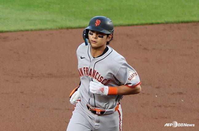 그라운드를 돌고 있는 이정후. /AFPBBNews=뉴스1