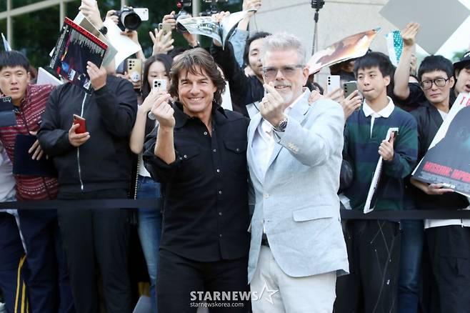 배우 톰 크루즈와 크리스토퍼 맥쿼리 감독이 영화 '미션 임파서블: 파이널 레코닝' 홍보를 위해 7일 오후 김포국제공항 비지니스센터를 통해 입국하고 있다. 2025.05.07 /사진=임성균 tjdrbs23@