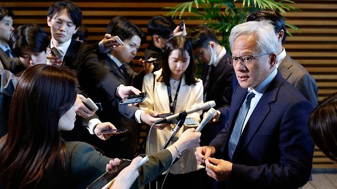 젠슨 황 엔비디아 최고경영자가 미 정부의 반도체 수출 규제로 500억 달러 규모의 중국 시장을 놓칠 수 있다고 우려했다.[사진｜뉴시스]