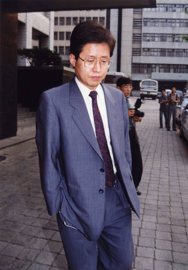 1993년 5월 홍준표 당시 서울지검(현 서울중앙지검) 강력부 검사. 홍 전 시장은 ‘슬롯머신 사건’ 수사 이후 ‘모래시계 검사’로 이름을 알렸다. 동아일보DB.