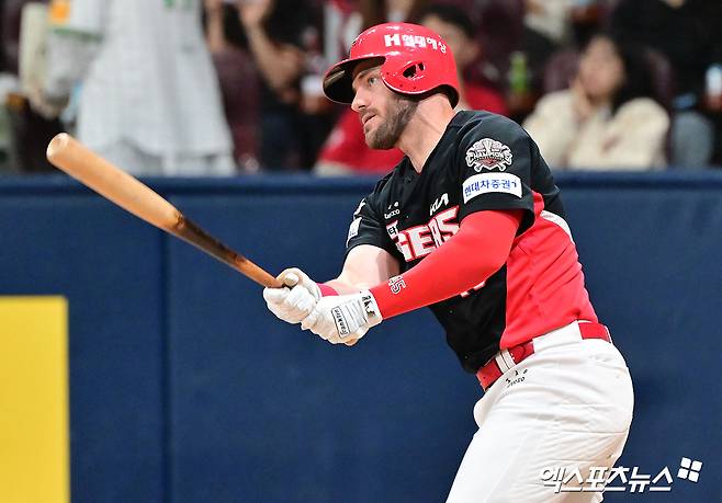 6일 오후 서울 구로구 고척스카이돔에서 열린 '2025 신한 SOL Bank KBO리그' KIA 타이거즈와 키움 히어로즈의 경기, 2회초 1사 만루 KIA 위즈덤이 2타점 적시타를 날리고 있다. 고척, 김한준 기자