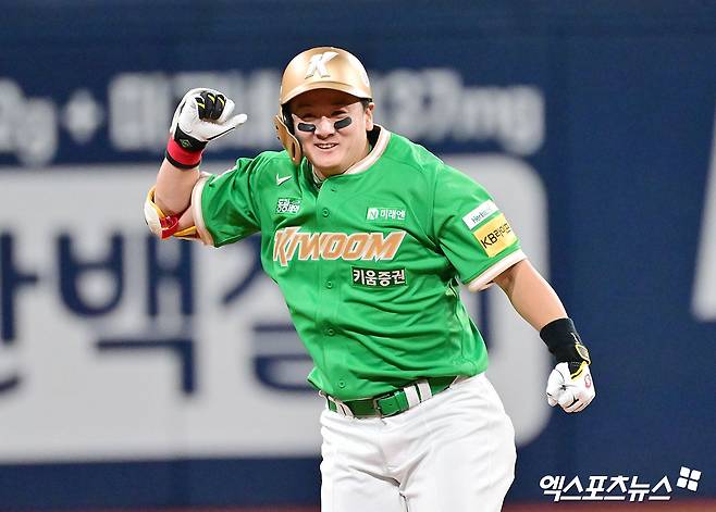 키움 히어로즈 베테랑 타자 최주환이 7일 서울 고척스카이돔에서 열린 2025 신한 SOL Bank KBO리그 KIA 타이거즈와의 팀 간 6차전에서 8회말 결승 역전 3타점 2루타를 쳐내며 팀의 3연패 탈출을 이끌었다. 사진 김한준 기자