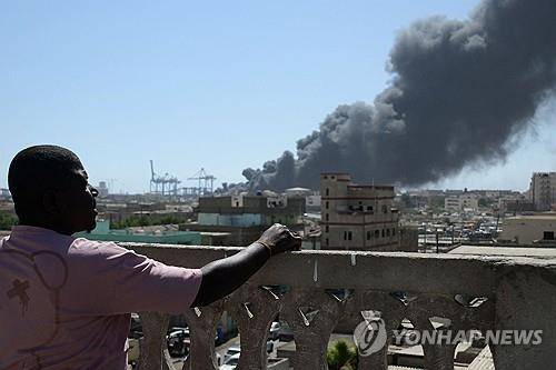 6일(현지시간) 반군 RSF 드론 공격으로 연기 피어오르는 포트수단 항구 [AFP=연합뉴스]