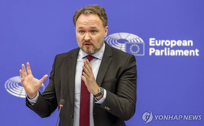 러 화석연료 퇴출 로드맵 발표하는 EU 집행위원 (스트라스부르 EPA=연합뉴스) 단 요르겐슨 에너지·주택 담당 집행위원이 6일(현지시간) 프랑스 스트라스부르에서 기자회견을 하고 있다. 2025.5.6 photo@yna.co.kr [재판매 및 DB 금지]