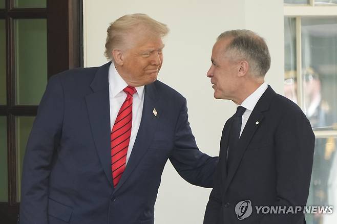 카니 캐나다 총리를 환영하는 트럼프 미국 대통령 (워싱턴 AP=연합뉴스) 도널드 트럼프 미국 대통령이 6일(현지시간) 백악관을 방문한 마크 카니 캐나다 총리를 맞이하고 있다. 2025.5.6