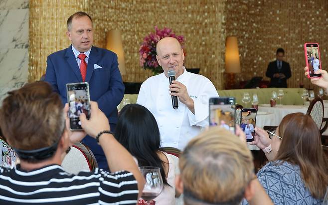 요리 비법을 설명하는 하인즈 벡 셰프 [사진/백승렬 기자]