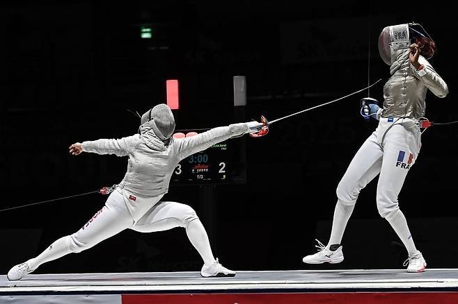 4일 SKT 그랑프리 때 전하영(왼쪽)의 경기 모습 [대한펜싱협회 제공. 재판매 및 DB 금지]