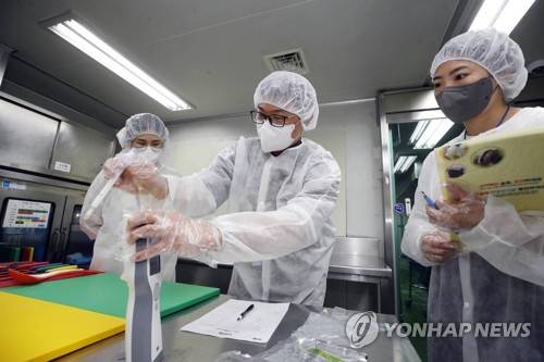 식중독 예방 위생 점검 [연합뉴스 자료사진]