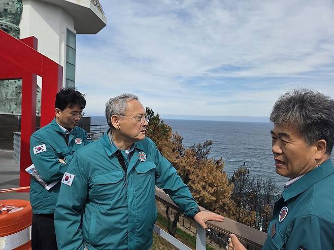 영덕 해파랑길 살펴보는 유인촌 문체부 장관 (영덕=연합뉴스) 차민지 기자 = 유인촌 문화체육관광부 장관이 23일 경북 영덕군 코리아둘레길 해파랑길 21코스를 살펴보고 있다. 2025.4.23 chacha@yna.co.kr