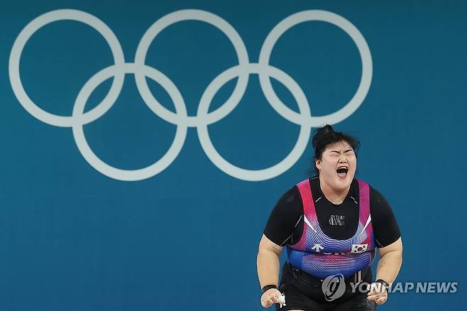 박혜정, 올림픽 포효 (파리=연합뉴스) 임화영 기자 = 11일(현지시간) 프랑스 파리 사우스 파리 아레나에서 열린 2024 파리올림픽 역도 여자 81kg급에 출전한 박혜정이 용상 2차 시기에서 168kg 도전을 성공한 뒤 포효하고 있다. 2024.8.12 hwayoung7@yna.co.kr