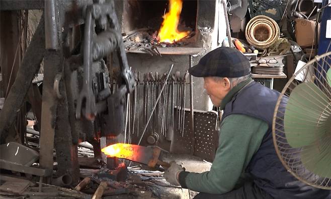 '어느 대장장이의 다짐' 영화 장면 [울산울주세계산악영화제 제공.재판매 및 DB 금지]