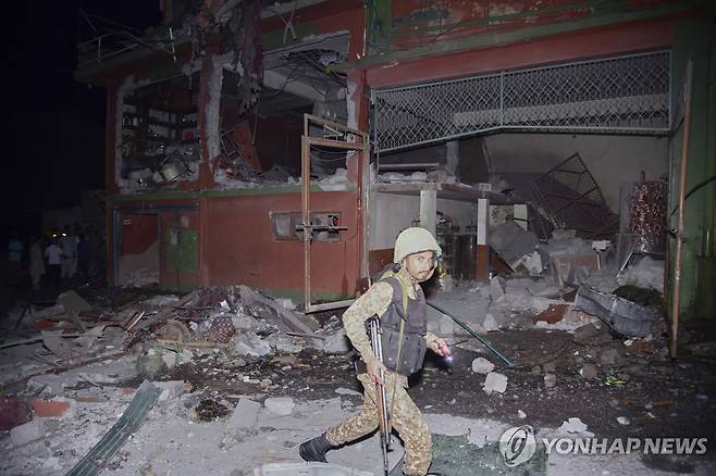 인도·파키스탄 충돌 7일 파키스탄령 카슈미르 무자파라바드 인근에서 파키스탄군이 인도 미사일 공격으로 파손된 것으로 보이는 건물을 갈펴보고 있다.
[AP 연합뉴스 자료사진. 재판매 및 DB 금지]