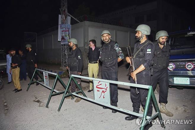 인도·파키스탄 충돌 7일 파키스탄령 카슈미르 무자파라바드 인근에서 파키스탄 경찰들이 인도 미사일 공격을 받은 것으로 보이는 지역을 봉쇄하고 있다.
[AP 연합뉴스 자료사진. 재판매 및 DB 금지]