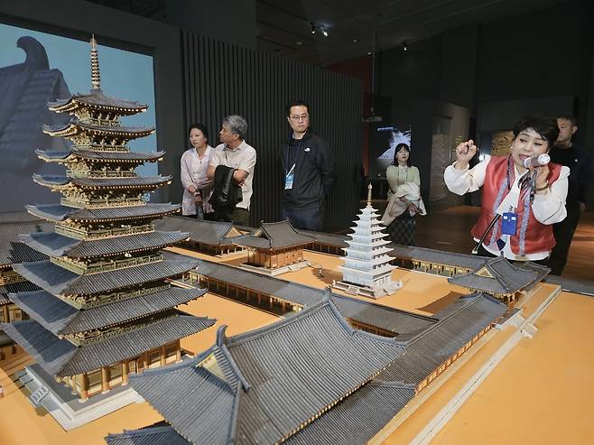 국립익산박물관에서 미륵사지 소개하는 서은숙 익산시 문화관광해설사(오른쪽)  [촬영 임성호]