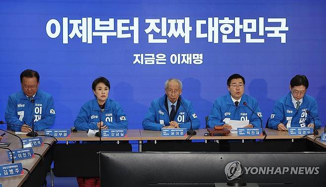 발언하는 박찬대 상임총괄선대위원장 (서울=연합뉴스) 김주성 기자 = 더불어민주당 상임총괄선대위원장인 박찬대 당대표 직무대행 겸 원내대표가 7일 서울 여의도 당사에서 열린 중앙선거대책위원회의에서 발언하고 있다. 2025.5.7 utzza@yna.co.kr