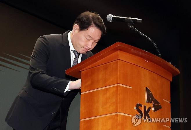 대국민 사과하는 최태원 회장 (서울=연합뉴스) 서명곤 기자 = 최태원 SK그룹 회장이 7일 서울 중구 SK텔레콤 T타워에서 열린 유심 정보 유출 관련 일일 브리핑에 참석, 정보 유출과 관련해 고개 숙여 대국민 사과를 하고 있다. 2025.5.7 [공동취재] seephoto@yna.co.kr