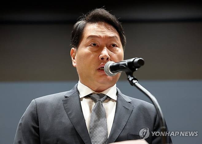 최태원 "SKT 해킹사태 뼈아프게 반성" (서울=연합뉴스) 서명곤 기자 = 최태원 SK그룹 회장이 7일 서울 중구 SKT타워에서 열린 유심 정보 유출 관련 일일 브리핑에 참석, SK텔레콤에서 일어난 해킹 피해에 대해 사과하고 있다. 2025.5.7 [공동취재] seephoto@yna.co.kr