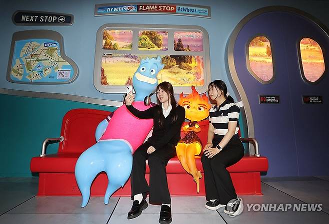 '엘리멘탈 주인공과 함께' (서울=연합뉴스) 이재희 기자 = 7일 서울 성동구 성수문화예술마당에서 열린 '문도 픽사: 픽사, 상상의 세계로' 전시 언론 공개 행사에서 관계자들이 애니메이션 '엘리멘탈' 전시물과 함께 기념촬영을 하고 있다. 2025.5.7 scape@yna.co.kr