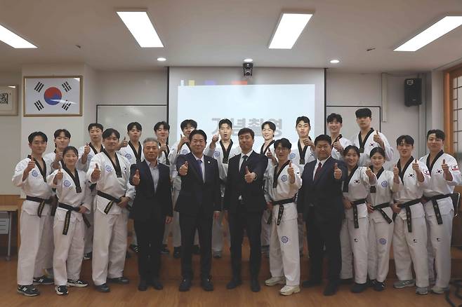 국기원 태권도시범단이 중남미 3개국 파견에 앞서 7일 결단식을 한 뒤 기념 촬영을 하고 있다.
[국기원 제공. 재판매 및 DB 금지]