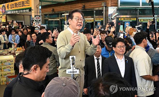 증평 장터에서 연설하는 이재명 후보 (증평=연합뉴스) 류영석 기자 = 더불어민주당 이재명 대선 후보가 '골목골목 경청투어' : 국토종주편'에 나선 6일 충북 증평군 증평장뜰시장에서 지지를 호소하고 있다. 2025.5.6 [공동취재] ondol@yna.co.kr