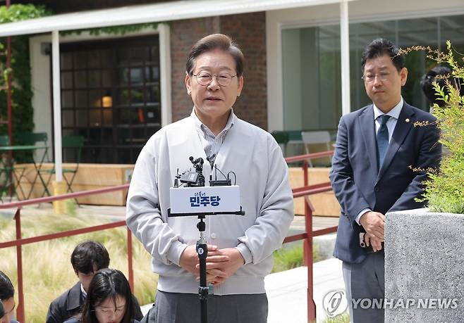 입장 밝히는 이재명 후보 (전주=연합뉴스) 류영석 기자 = 더불어민주당 이재명 대선 후보가 '골목골목 경청투어:국토종주편'에 나선 7일 전북 전주시 완산구의 한 카페에서 'K-콘텐츠' 산업 진흥 간담회를 마친 뒤 고법의 '파기환송심 연기' 관련 입장을 밝히고 있다.
    이날 서울고등법원은 오는 15일 예정됐던 이 후보의 공직선거법 위반 혐의 사건 파기환송심 첫 공판을 오는 6월 18일로 연기했다. 2025.5.7 ondol@yna.co.kr