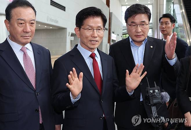 일정 중단 선언하는 김문수 후보 (경주=연합뉴스) 서명곤 기자 = 국민의힘 김문수 대선 후보가 지난 6일 아시아태평양경제협력체(APEC) 회의장인 경북 경주시 경주화백컨벤션센터에서 무소속 한덕수 대선 예비후보와의 단일화 압박에 반발하며 후보 일정 중단을 선언하고 있다. 김 후보 양 옆으로는 엄태영·김대식 의원. 2025.5.6 seephoto@yna.co.kr