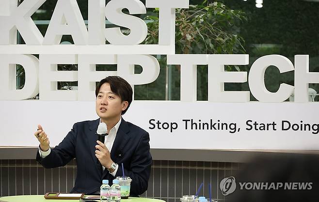 카이스트 찾은 이준석 대선후보 (대전=연합뉴스) 강수환 기자 = 개혁신당 이준석 대선후보가 7일 오후 대전 유성구 한국과학기술원(KAIST)에서 재학생들과 '2030 현장 청취' 간담회를 진행하고 있다. 2025.5.7 swan@yna.co.kr