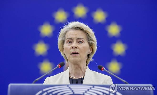 유럽의회 연설하는 EU 집행위원장 (스트라스부르 EPA=연합뉴스) 우르줄라 폰데어라이엔 EU 집행위원장이 7일(현지시간) 프랑스 스트라스부르에서 열린 유럽의회 본회의에서 연설하고 있다. 2025.5.7 photo@yna.co.kr [재판매 및 DB 금지]