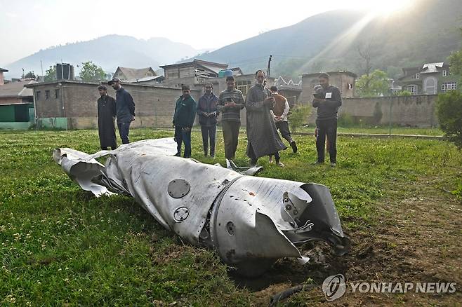 인도·파키스탄 무력충돌 (우얀[인도] AFP=연합뉴스) 인도령 카슈미르 스리나가르 인근 우얀에서 사람들이 손상된 항공기 부품을 살펴보고 있다. 2025.5.7. photo@yna.co.kr