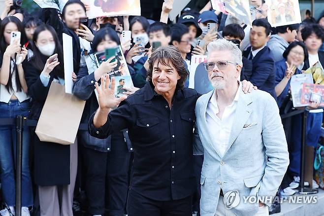 팬들에게 인사하는 톰 크루즈와 크리스토퍼 맥쿼리 (서울=연합뉴스) 진연수 기자 = 배우 톰 크루즈(왼쪽)와 크리스토퍼 맥쿼리 감독이 영화 '미션 임파서블: 파이널 레코닝' 홍보차 7일 오후 서울 강서구 서울김포비즈니스항공센터(SGBAC)를 통해 입국해 팬들에게 인사하고 있다. 2025.5.7 jin90@yna.co.kr