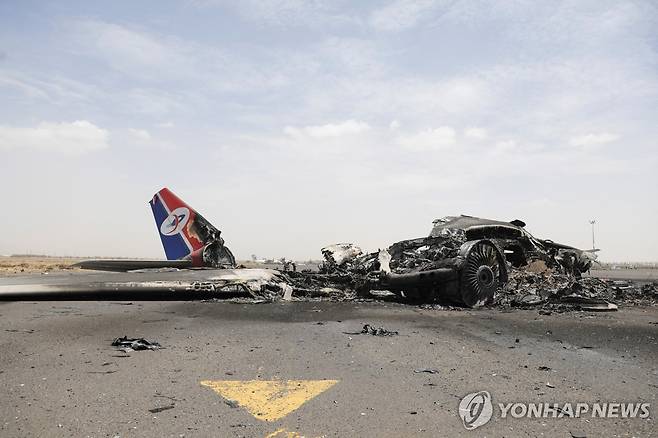 예멘 사나 국제공항의 한 여객기가 이스라엘군 공습에 파괴된 모습 [로이터 연합뉴스 자료사진. 재판매 및 DB 금지]