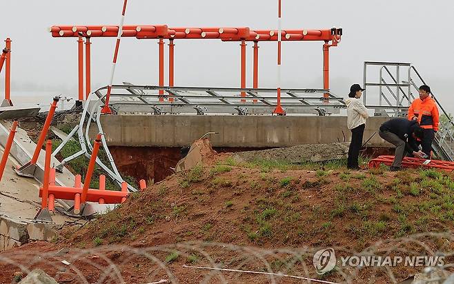제주항공 참사 로컬라이저 현장 조사 (무안=연합뉴스) 조남수 기자 = 22일 전남 무안국제공항에서 제주항공 여객기 사고 원인을 조사 중인 항공철도사고조사위원회 관계자들이 방위각 시설(로컬라이저) 현장 조사하고 있다. 2025.4.22 iso64@yna.co.kr