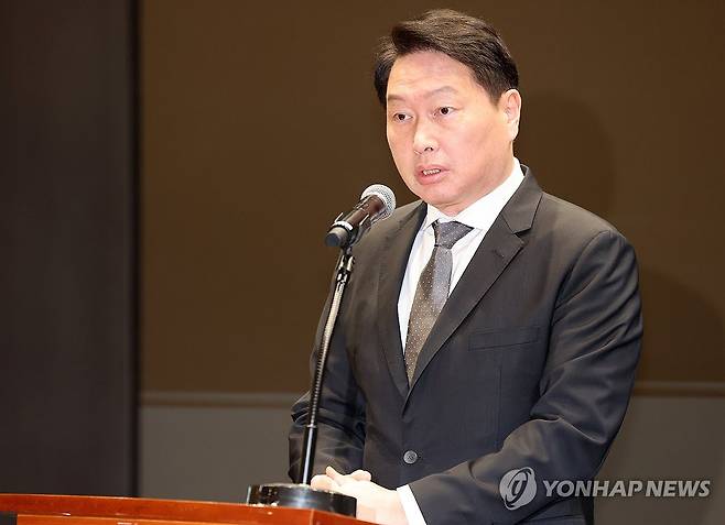 최태원 회장, 대국민 사과 (서울=연합뉴스) 서명곤 기자 = 최태원 SK그룹 회장이 7일 서울 중구 SKT타워에서 열린 유심 정보 유출 관련 일일 브리핑에 참석, SK텔레콤에서 일어난 해킹 피해에 대해 대국민 사과를 하고 있다. 2025.5.7 [공동취재] seephoto@yna.co.kr