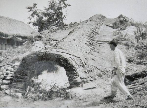 1947년 당시 선두포 지역에 있던 옹기 공장의 굴뚝이 위로 오름 형태로 길게 뻗어 있는 모습이 인상적이다. / ‘오스굿의 강화도 연구, 1947년’ 307쪽.