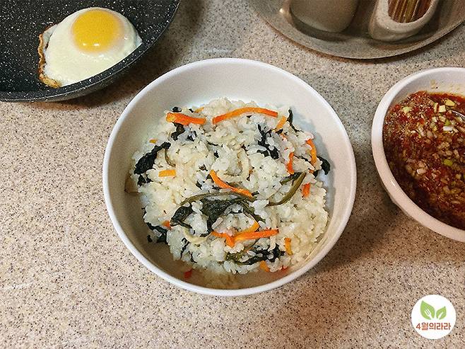 완성된 곤드레나물밥을 그릇에 담은 장면